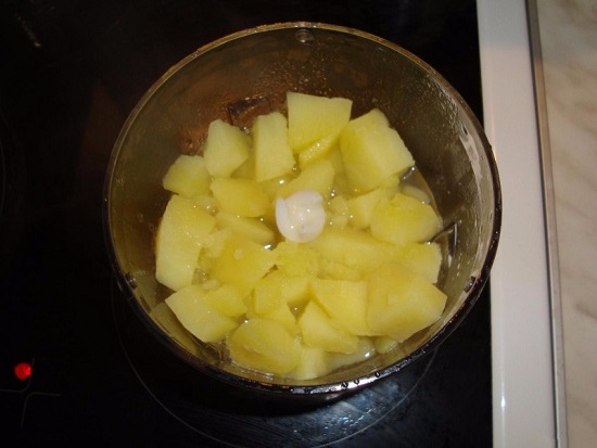 Измельчаем картофель до консистенции пюре