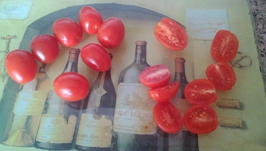 Разрезаем помидоры пополам