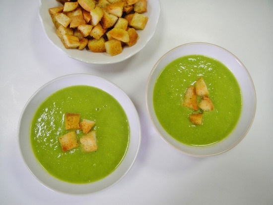 Зеленый суп-пюре из горошка и чечевицы