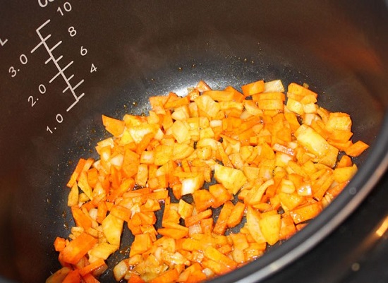 Выложим к специям морковь с луком и пассеруем 