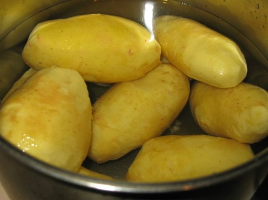 Очистим картофельные клубни