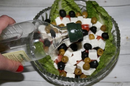 заправить салат оливковым рафинированным маслом