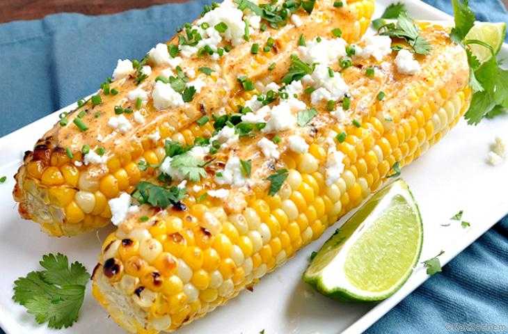 Рецепт из свежей кукурузы. Вареная кукуруза. Приготовление кукурузы. Кукуруза вареная блюда из кукурузы. Блюдо из кукурузных початков.