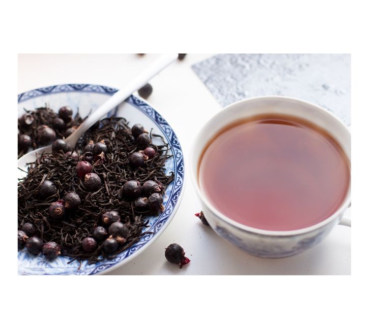 Чай смородина купить. Смородиновый чай. Ягодный чай смородина. Чай из ягод смородины. Сушеная смородина чай.