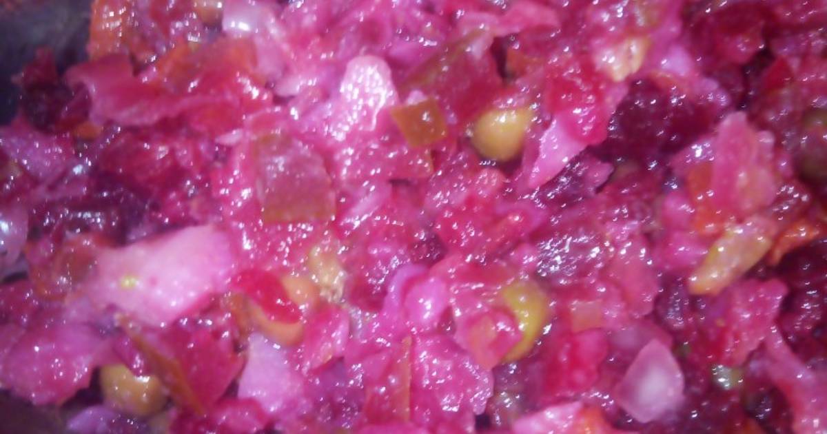 Винегрет рецепт с квашеной капустой и огурцами. Винегрет с солеными огурцами. Винегрет с квашеной капустой и солеными огурцами. Винегрет с квашеной капустой и горошком. Винегрет с горошком и солеными огурцами.