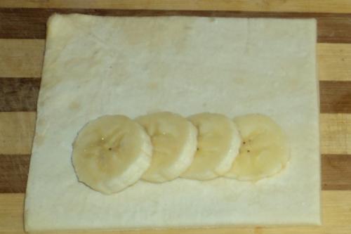 Бананы в слоеном тесте в духовке