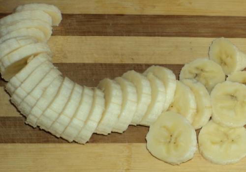 Бананы в слоеном тесте в духовке