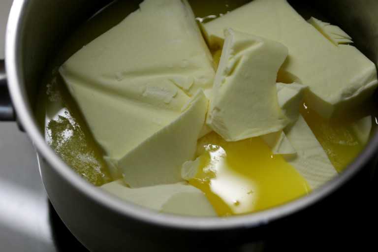 Сливочное масло в домашних условиях видео. Масло сливочное. Топленое масло. Топленое сливочное масло. Растопленное сливочное масло.