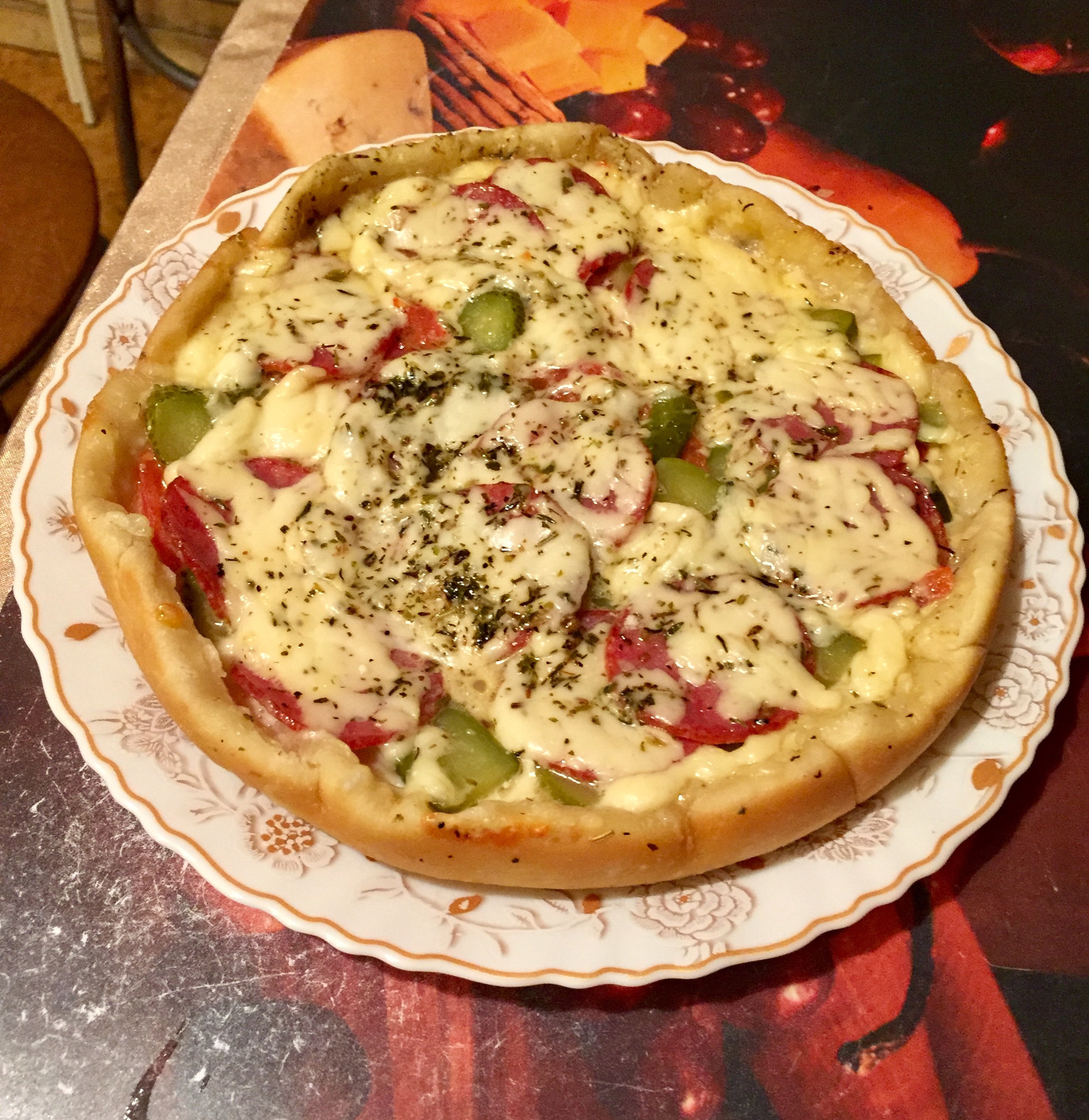 рецепт домашней пиццы с колбасой огурцами помидорами и сыром в духовке фото 12