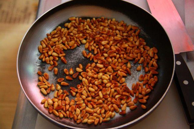 Кедровые орешки на сковороде