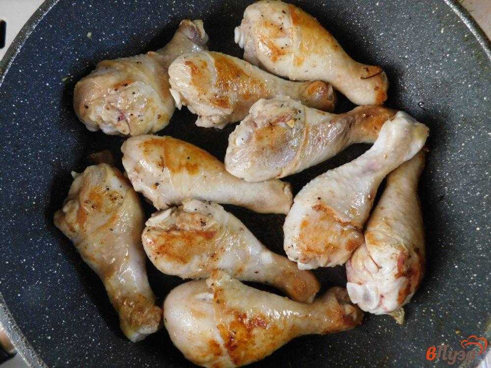 Куриная голень самый вкусный рецепт. Куриные ножки на сковороде. Куриные голени на сковороде. Жареные куриные ножки на сковороде. Вкусные куриные ножки на сковороде.