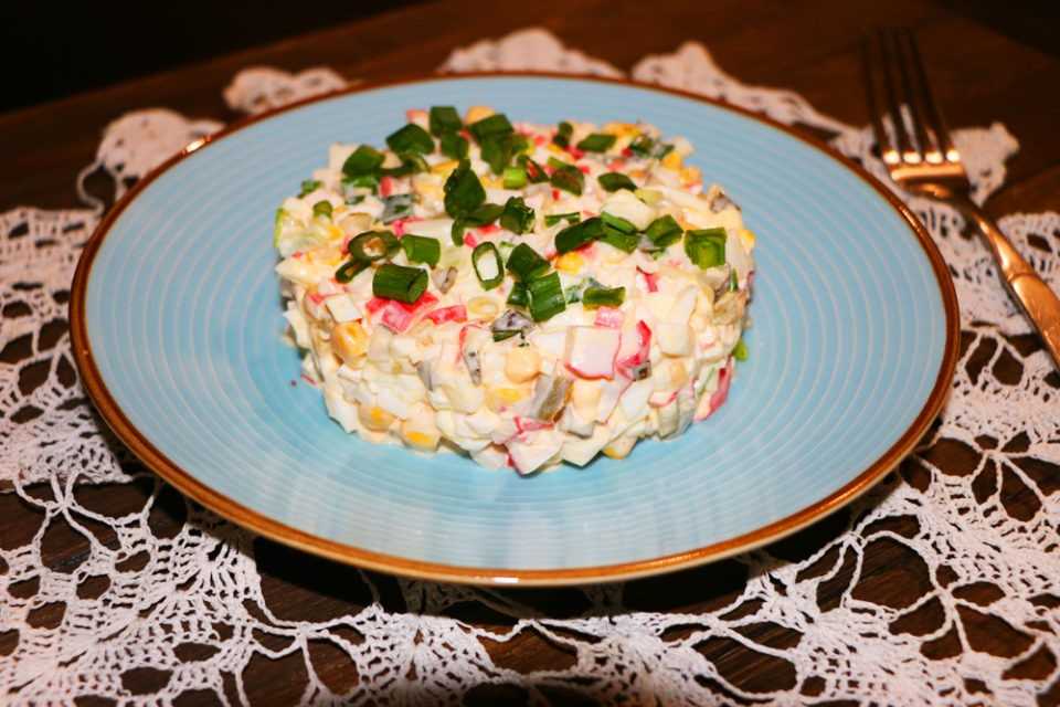 Салат морской с крабовыми палочками. Салат с крабовыми палочками и огурцом и яйцом. Салат украшенный яйцом и крабовыми палочками. Салат из крабовых палочек самый вкусный с огурцом. Салат из крабовых палочек с огурцом и яйцом.