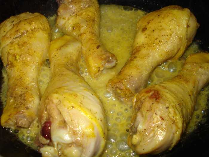 Кур голень на сковороде рецепт. Куриные голени с подливкой. Куриные голени на сковороде. Куриные голени на сковороде с подливкой. Сковородка с курицей.