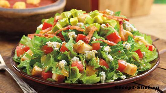 Диетический салат с куриной грудкой и овощами