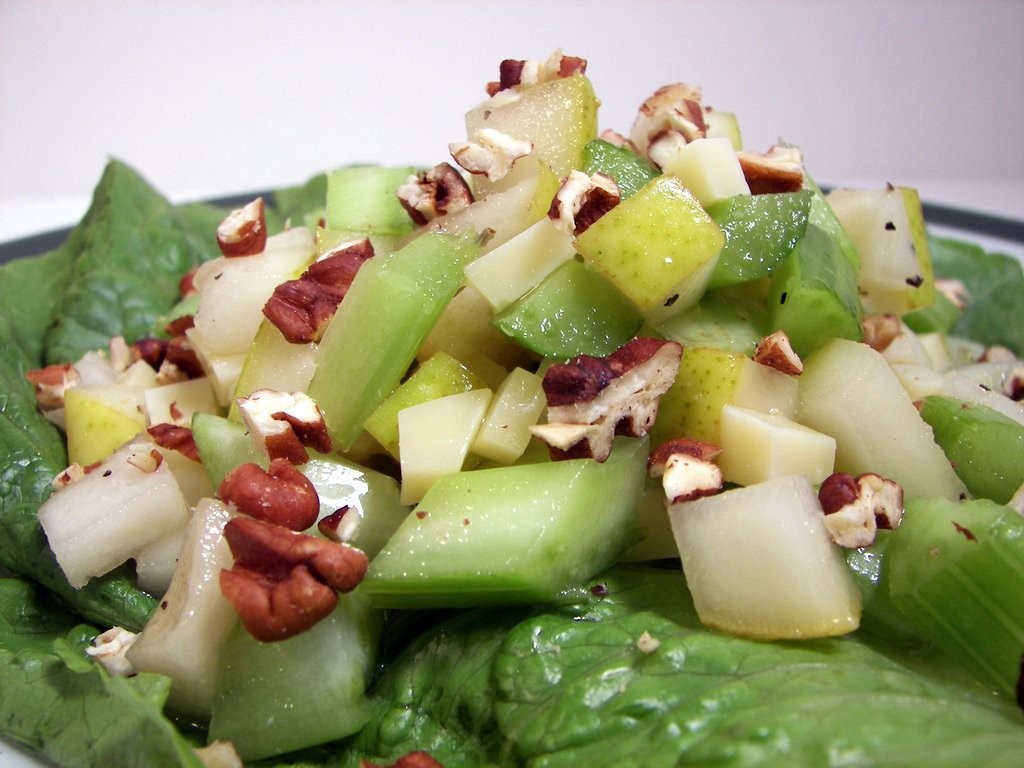 Рецепт вкусного салата для похудения. Салат с сельдереем стеблевым. Салат с сельдереем и яблоком. Салатный сельдерей. Овощной салат с сельдереем стеблевым.
