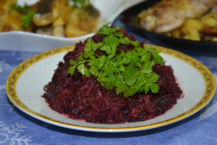 Свекла в мультиварке. Свекла тушеная. Салат из тушеной свеклы. Тушеное мясо со свеклой. Свекла блюда из свеклы тушеная.