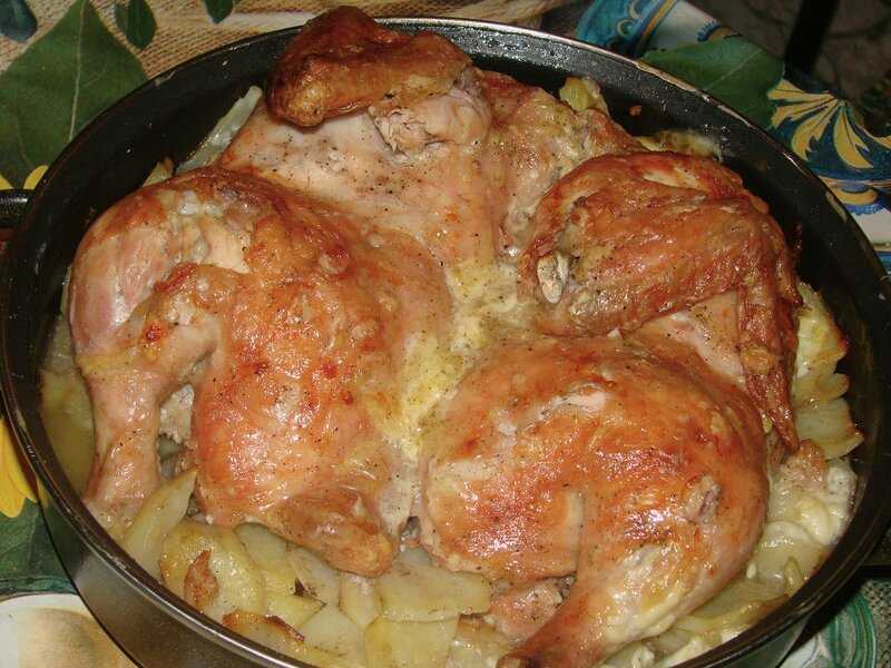 Курица на сковороде с майонезом и чесноком. Курица в духовке. Курица в майонезе в духовке. Кукурица в майоне в духовке. Жареная курица в духовке.