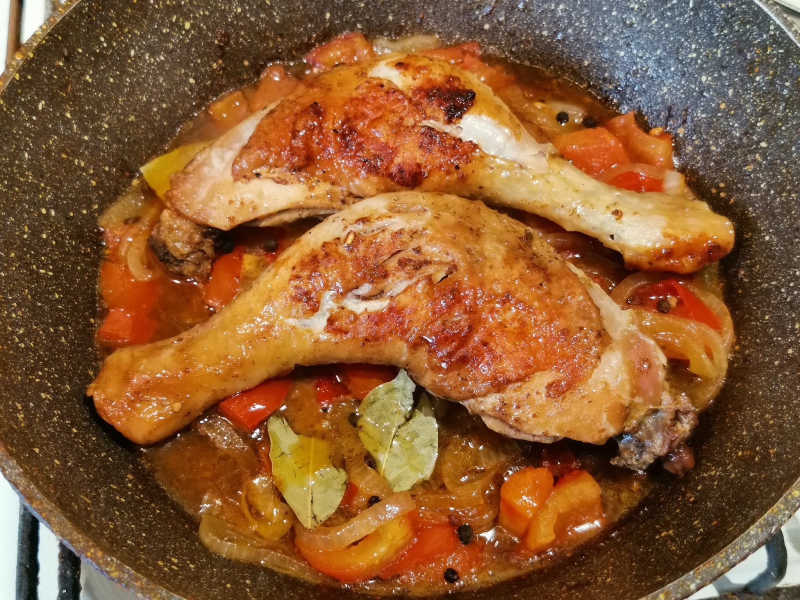 Кур голень на сковороде рецепт. Голень на сковороде. Курица на сковороде. Куриные голени на сковороде. Голень жареная.