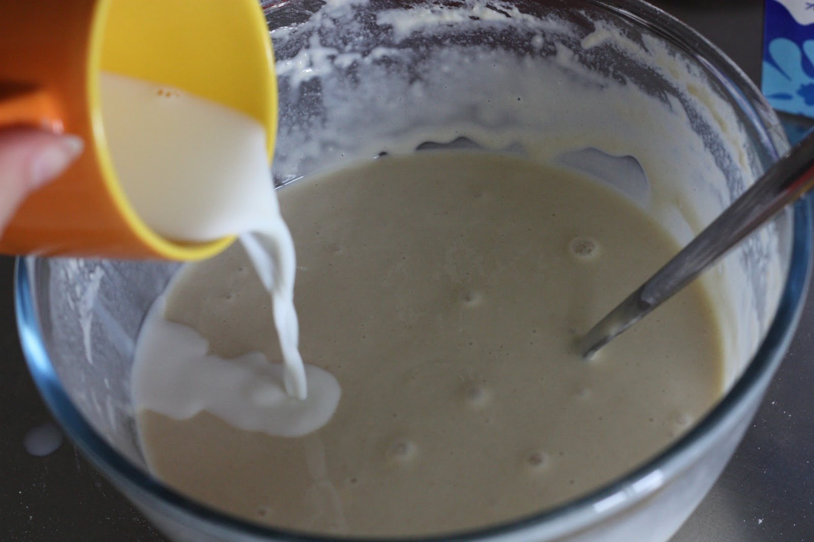 Как замешивать тесто на воде. Смесь для приготовления блинов. Приготовление жидкое тесто. В молоко вливают взбитые яйца. В молоко добавили тесто.