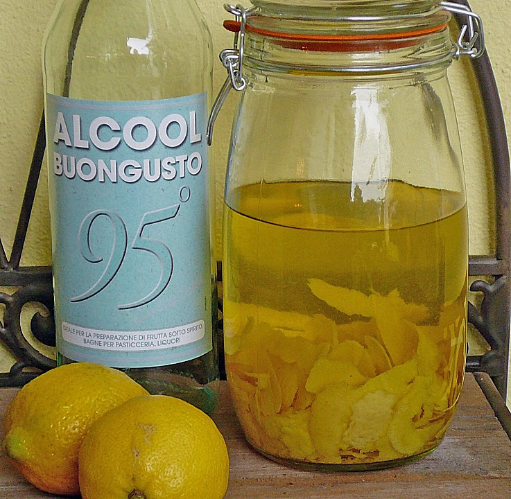 Как приготовить лимончелло в домашних. Сироп Лимончелло. Лимончелло на самогоне. Лимончелло Грузия. Лимончелло 40 градусов.