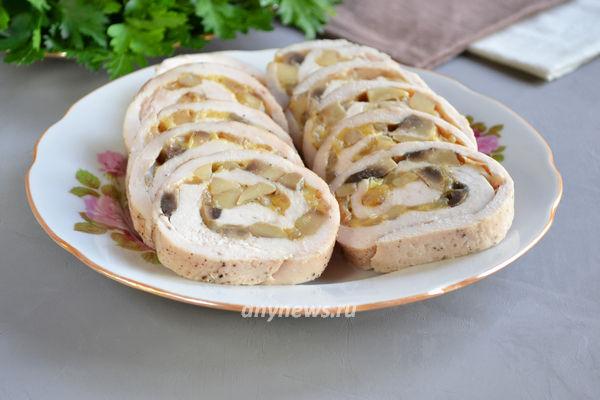 куриный рулет с грибами и сыром