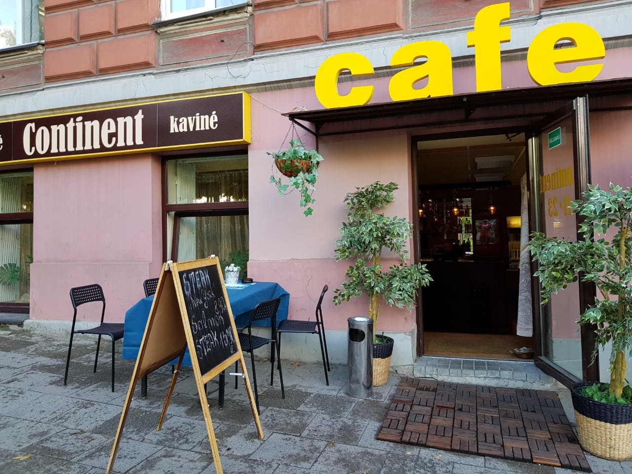 Кафе Вильнюса местное. Cafe Continent Vilnius. Вильнюс ул соду фото.