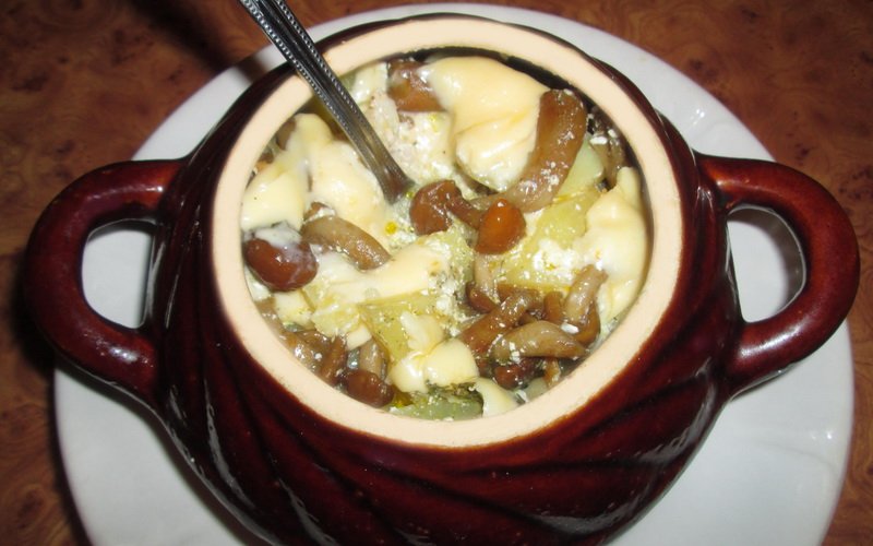 Вкусная картошка в горшочках с курицей и грибами: рецепты блюд для духовки фото