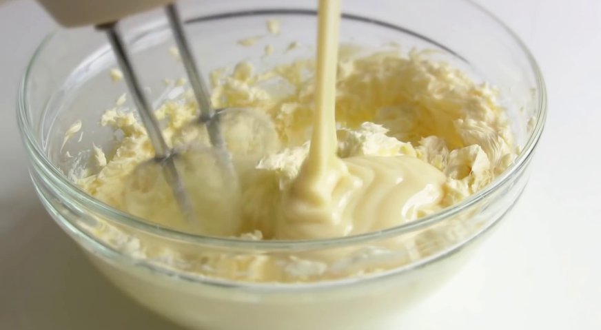Торт пьяная вишня: Готовим масляный крем. Мягкое сливочное масло взбиваем миксером 3-4 минуты со сгущённым молоком.