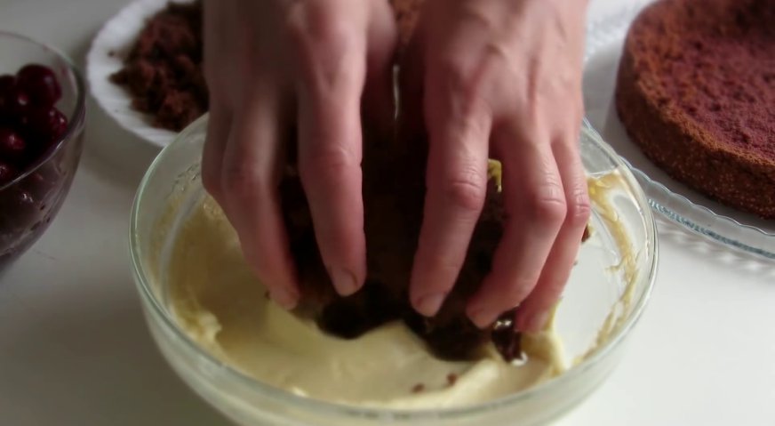 Торт пьяная вишня: В остальной крем выкладываем бисквитный мякиш, немного оставив для обсыпки торта.