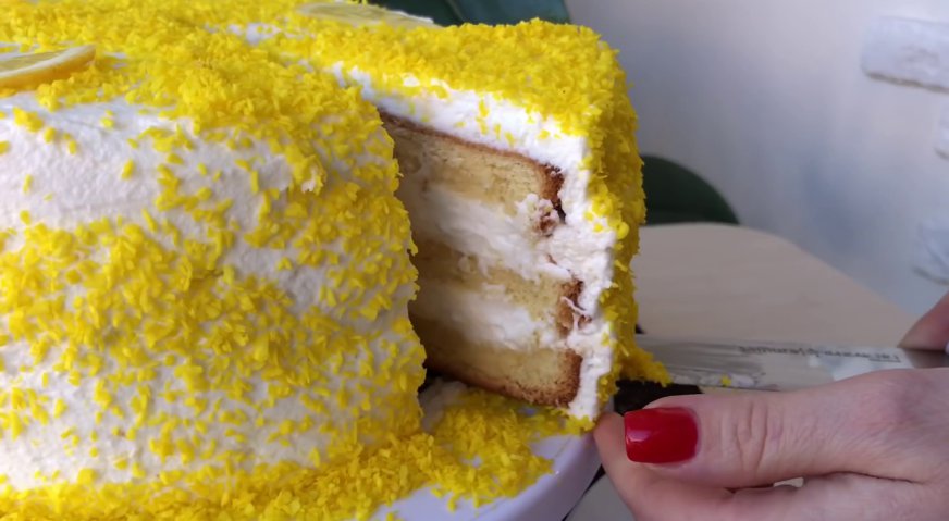 Лимонный торт: Торт нарезаем на порционные куски, и подаём к столу. Приятного аппетита!