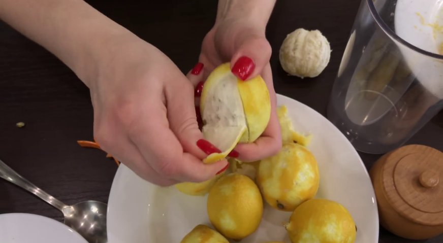 Лимонный торт: Белую часть кожицы с лимонов очищаем.