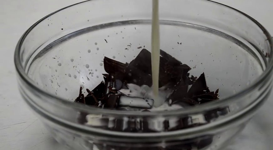 Пирожное буше: Готовим ганаш для покрытия. Для этого тёмный шоколад заливаем горячими сливками.