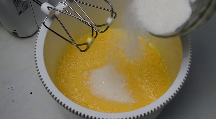 Пирожное буше: В яичную массу в несколько приёмов вводим сахар, и взбиваем добела.