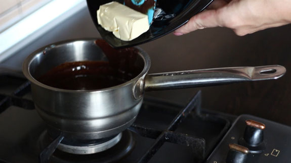 В шоколадную массу вводим сливочное масло,... Пончики в шоколадной глазури: пошаговый фото-рецепт