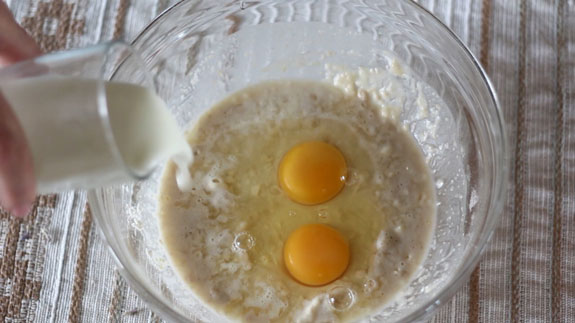 В тесто добавляем яйца и теплое... Пончики в шоколадной глазури: пошаговый фото-рецепт