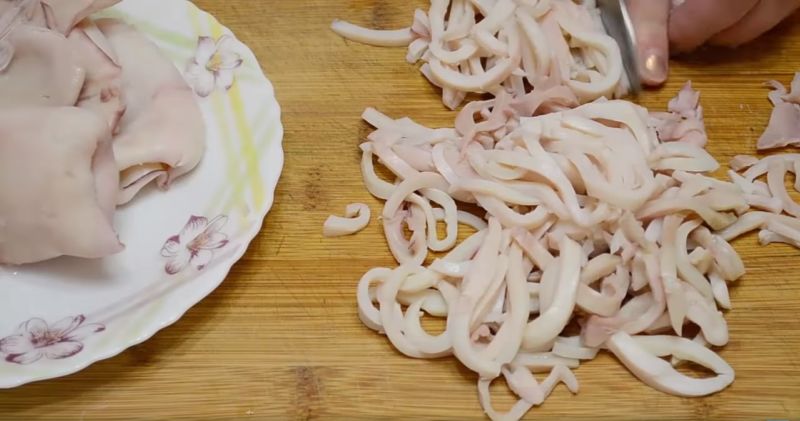 нарезать кальмары