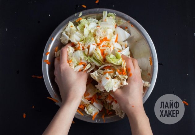 Как приготовить кимчи: смешайте капустные листья с тёртой морковью