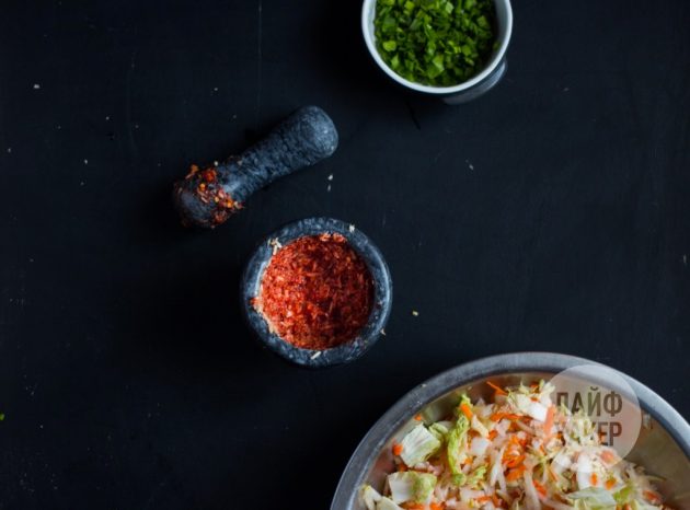 Как приготовить кимчи: разотрите чеснок с имбирём, рыбным соусом и хлопьями перца
