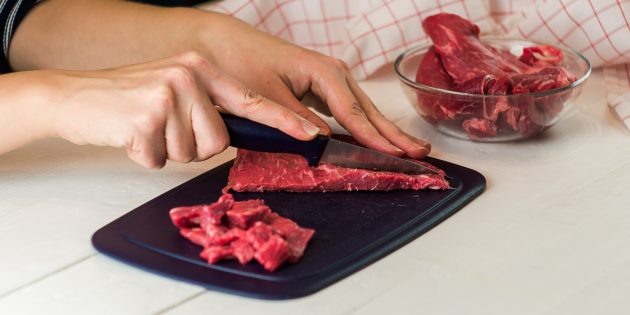Мясо нарежьте тонкими кусочками