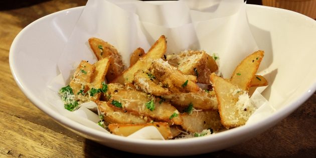 как запечь картошку: хрустящие картофельные дольки в пармезане