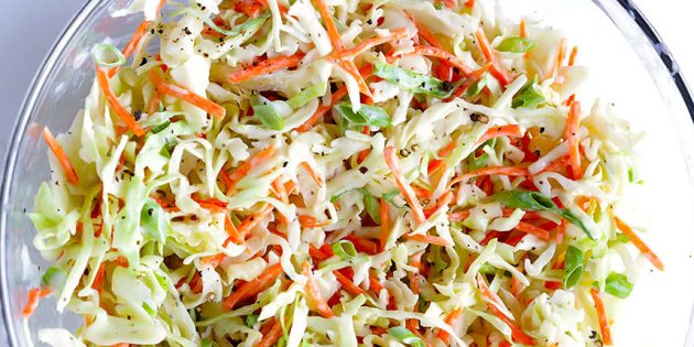 салаты из свежей капусты: Салат с капустой, морковью и йогуртово-медовой заправкой