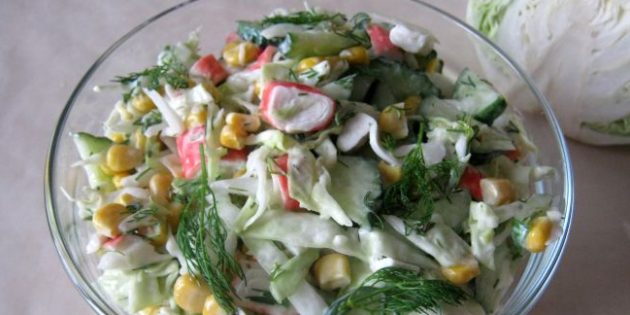 Салаты из свежей капусты: Салат с капустой, крабовыми палочками и кукурузой