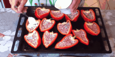 Как запечь фаршированные перцы в духовке: смажьте верх перцев майонезом или сметаной