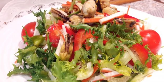 Салат с крабовыми палочками, мидиями, капустой, перцем и соевой заправкой: простой рецепт