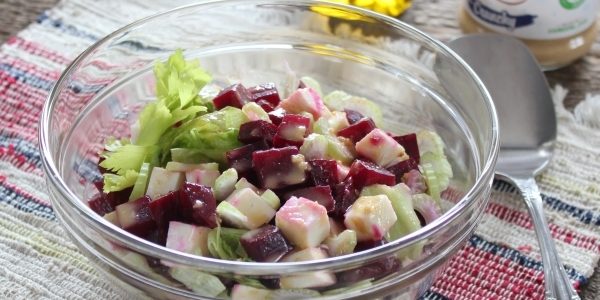 Салат с сельдереем, свёклой и адыгейским сыром Салат с сельдереем, свёклой и адыгейским сыром