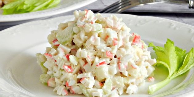 Салат с сельдереем, крабовыми палочками, яблоком и яйцами Салат с сельдереем, крабовыми палочками, яблоком и яйцами