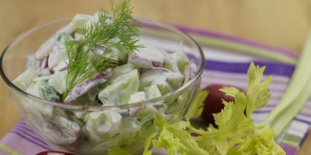 Салат с сельдереем, редиской и огурцами