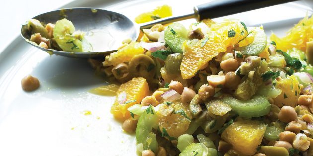 Салат с сельдереем, нутом, апельсином и оливками Салат с сельдереем, нутом, апельсином и оливками