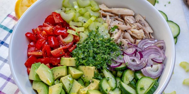 Салат с сельдереем, курицей, авокадо, помидорами и огурцом Салат с сельдереем, курицей, авокадо, помидорами и огурцом