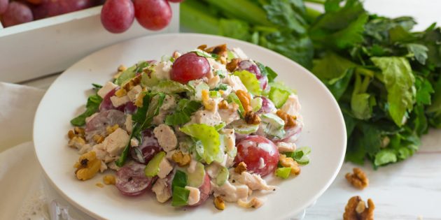 Салат с сельдереем, курицей, виноградом и грецкими орехами Салат с сельдереем, курицей, виноградом и грецкими орехами
